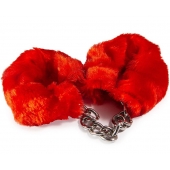 Наручники с красным искусственным мехом - Vulgar - купить с доставкой в Воронеже