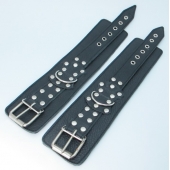 Чёрные кожаные оковы с клепками - БДСМ Арсенал - купить с доставкой в Воронеже