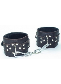 Кожаные наручники на металлической цепочке - БДСМ Арсенал - купить с доставкой в Воронеже