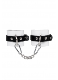 Бело-черные кожаные наручники с одним ремешком с люверсами - Pecado - купить с доставкой в Воронеже
