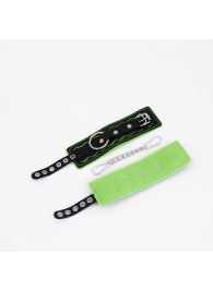 Черно-зеленые кожаные наручники с зеленой строчкой - Crazy Handmade - купить с доставкой в Воронеже