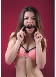 Кляп-кольцо на чёрных лаковых ремешках - БДСМ Арсенал - купить с доставкой в Воронеже