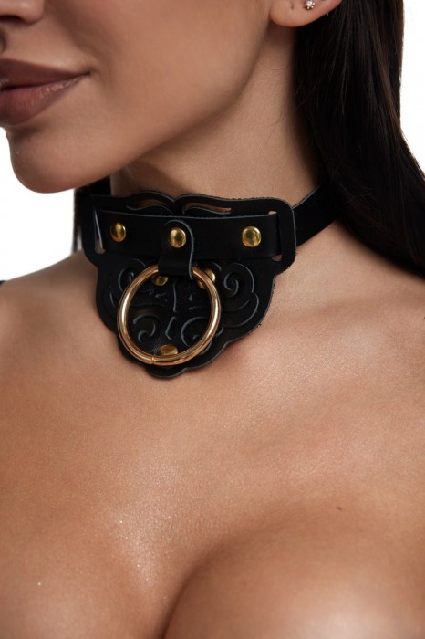 Черный фигурный кожаный ошейник с золотистой фурнитурой - Crazy Handmade - купить с доставкой в Воронеже